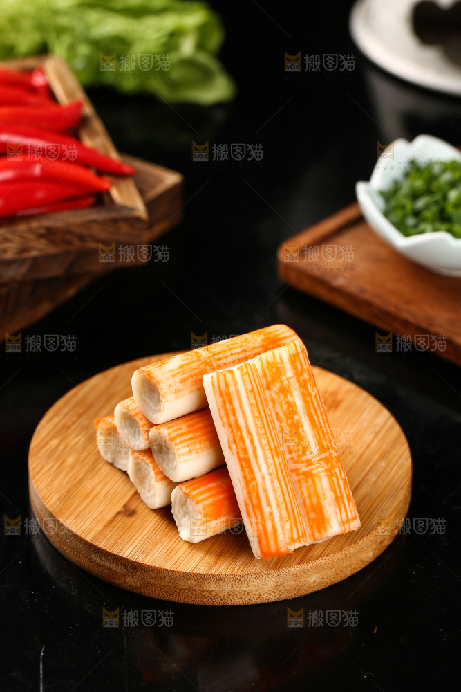 木板上摆放着蟹肉棒