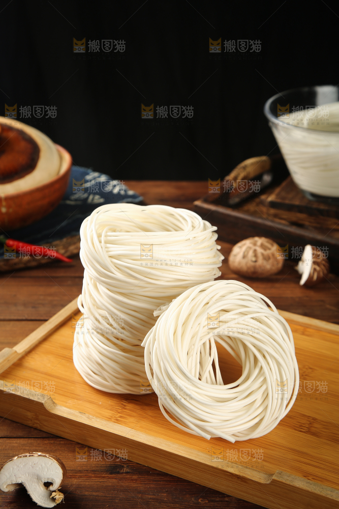 木底上摆放着土豆粉条