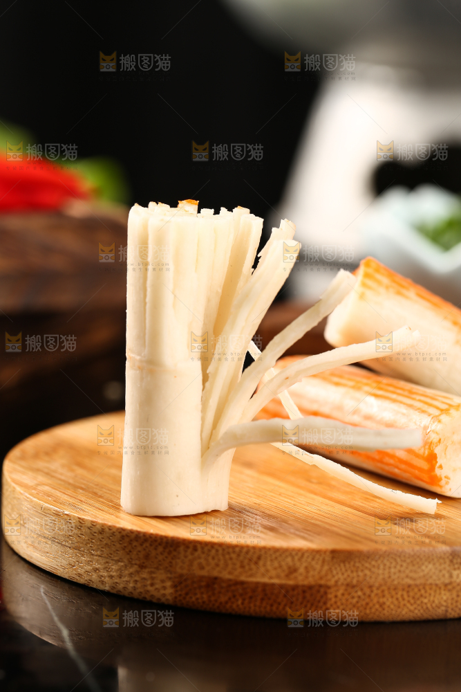 木板上放着蟹肉棒