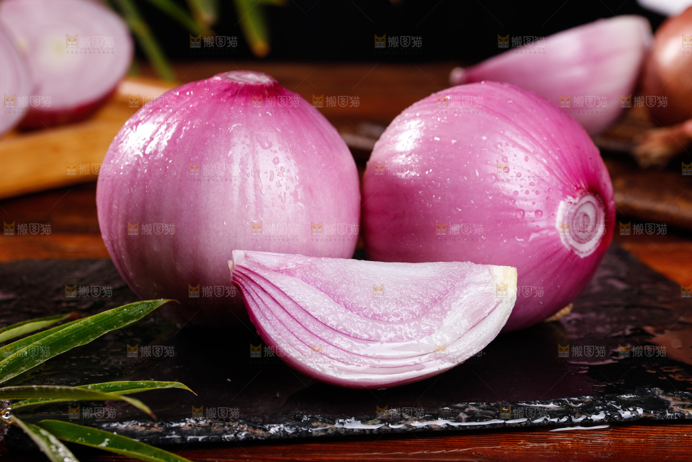 黑底上放着洋葱头