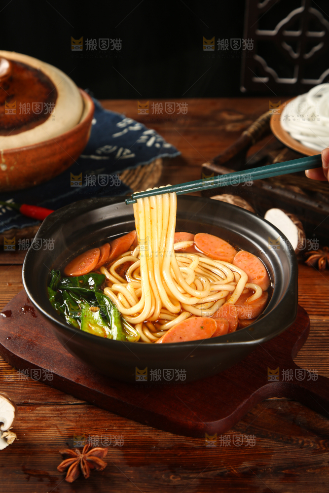 筷子上夹着土豆粉
