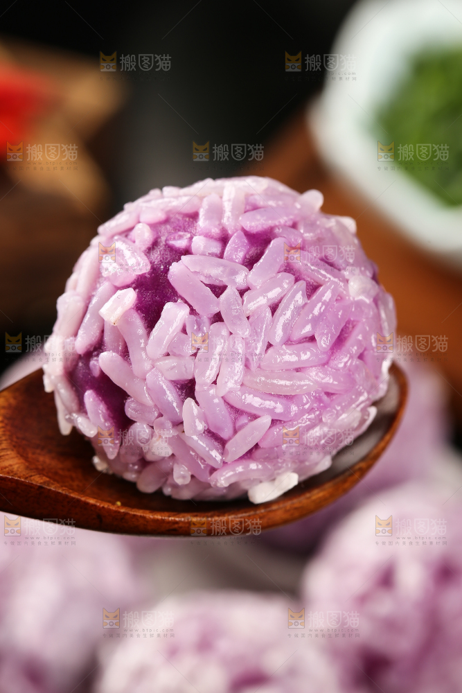 勺子上舀着紫薯球