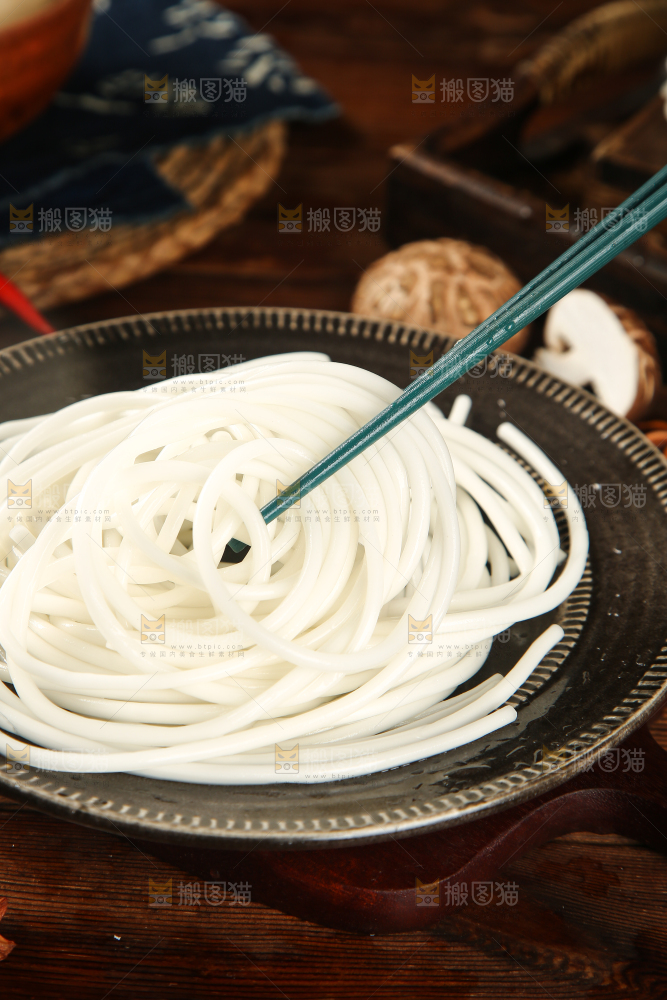 筷子上夹着土豆粉