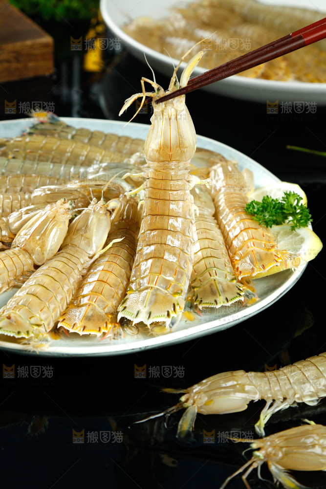黑底上放着一盘皮皮虾