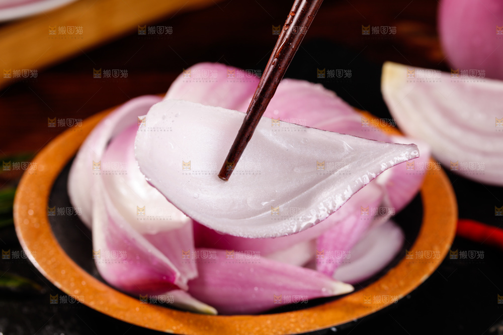 筷子上夹着紫皮洋葱