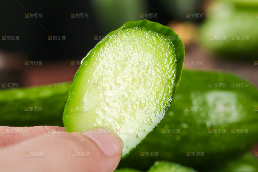 手里拿着一块黄瓜