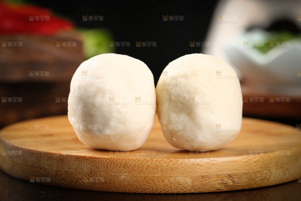木板上摆放着鱼丸