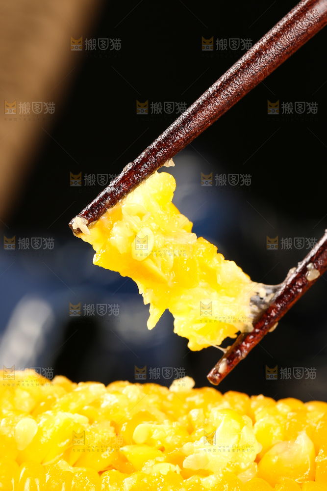 筷子上夹着粘玉米