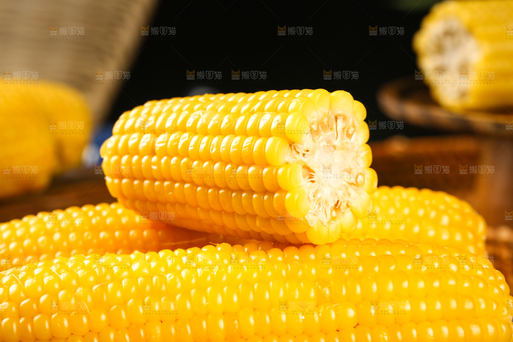一堆玉米棒