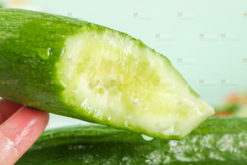 手里拿着黄瓜
