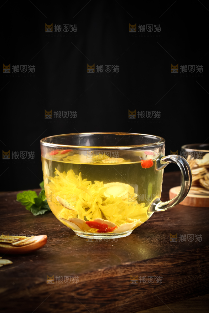 木底上放着一杯人参菊花茶