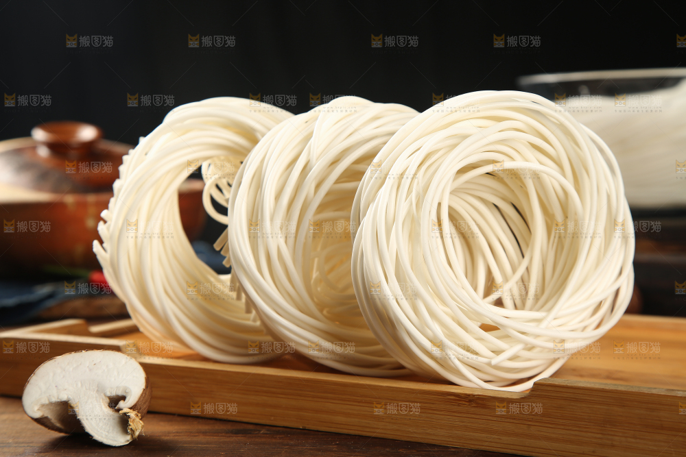 木盘里放着土豆粉