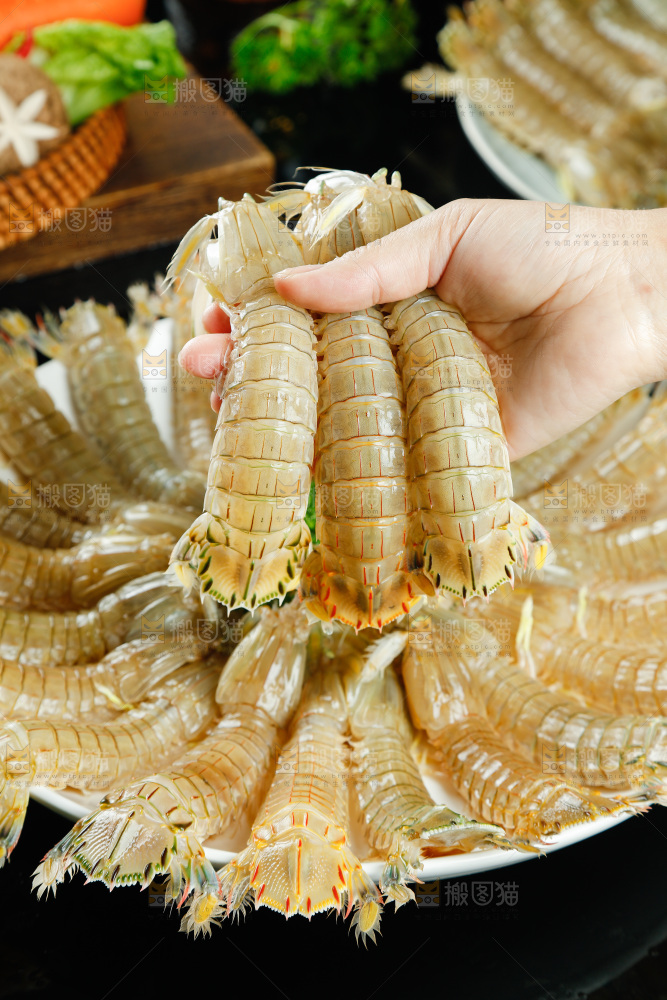手里拿着皮皮虾