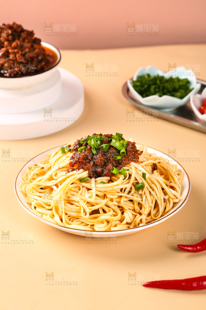 一盘牛肉酱拌面