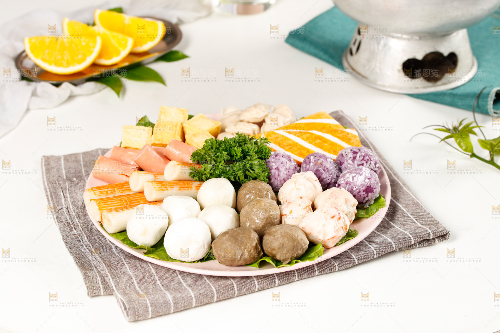 格子布底上放着一盘火锅食材拼盘