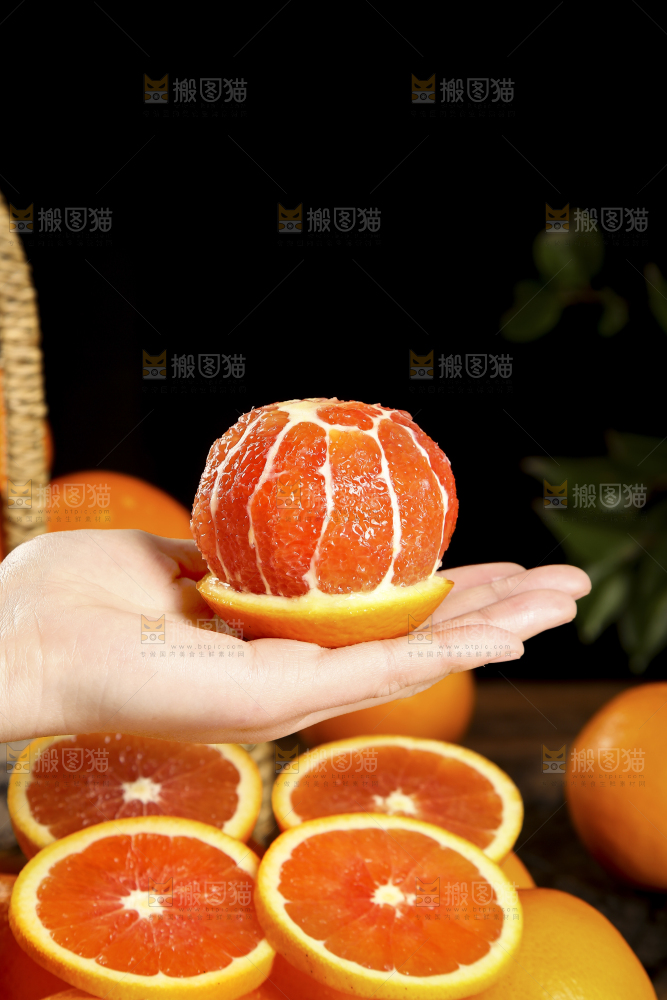 手里拿着血橙