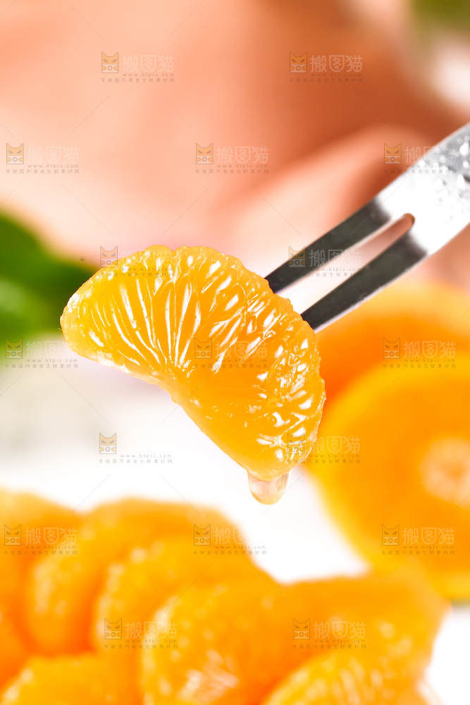 叉子上插着清香蜜桔果肉