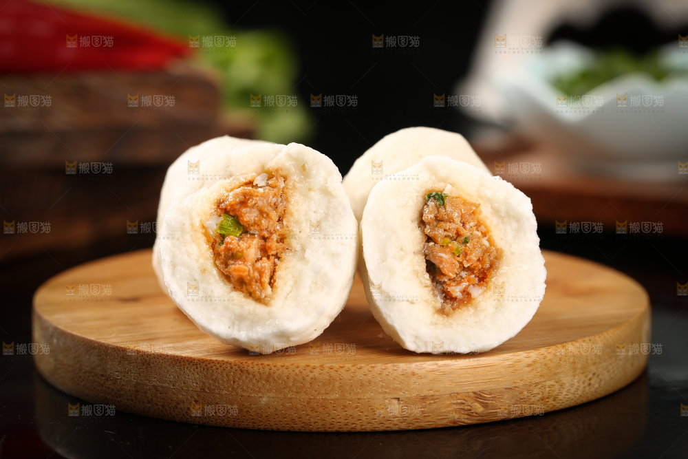 木板上放着包心鱼丸