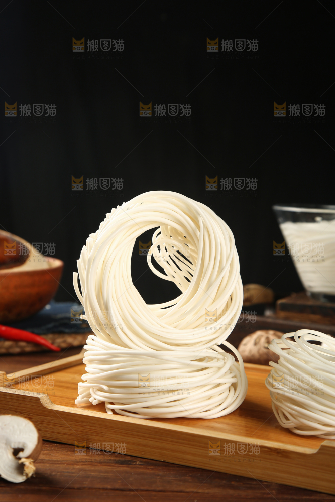 木盘里放着土豆粉