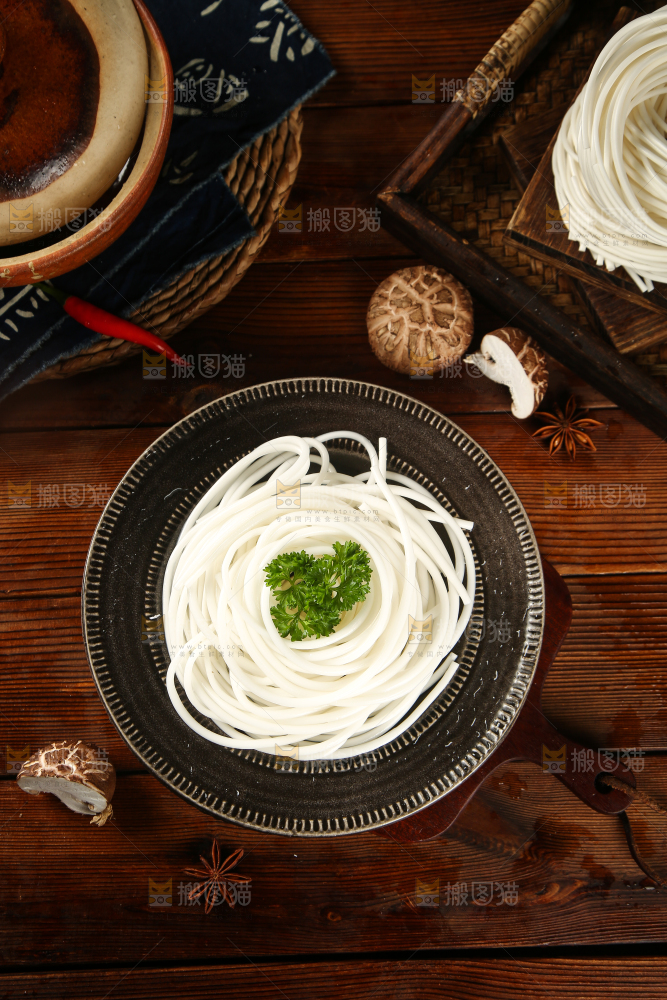 案板上放着一盘泡发过的粉条