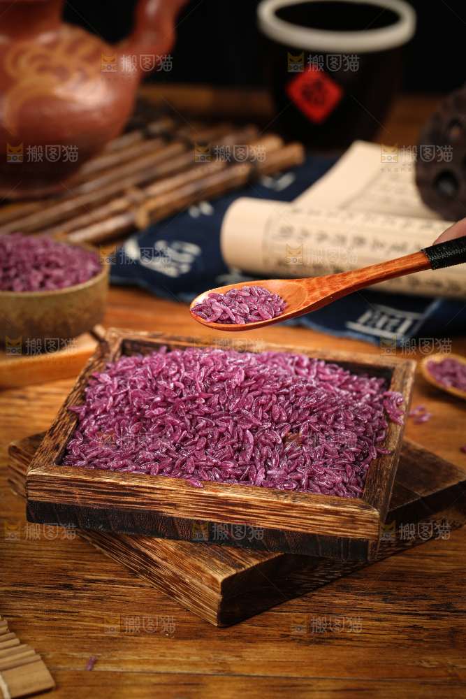 木盘里装着紫色大米