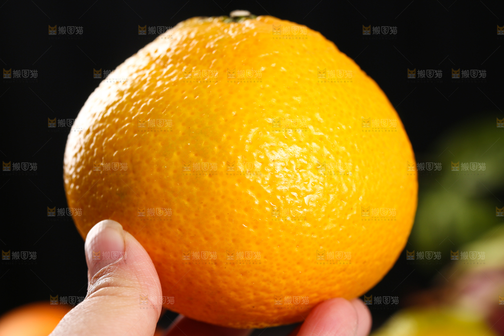 手里拿着橘柚