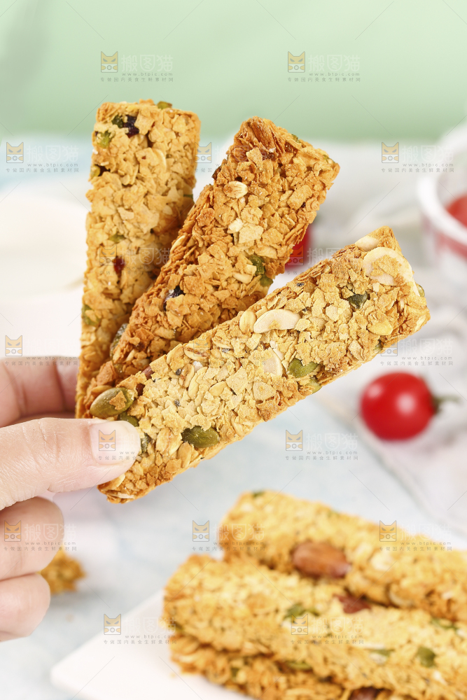 手里拿着燕麦饼干