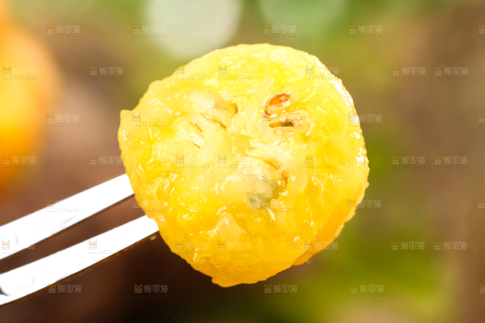 叉子上插着金桔果肉