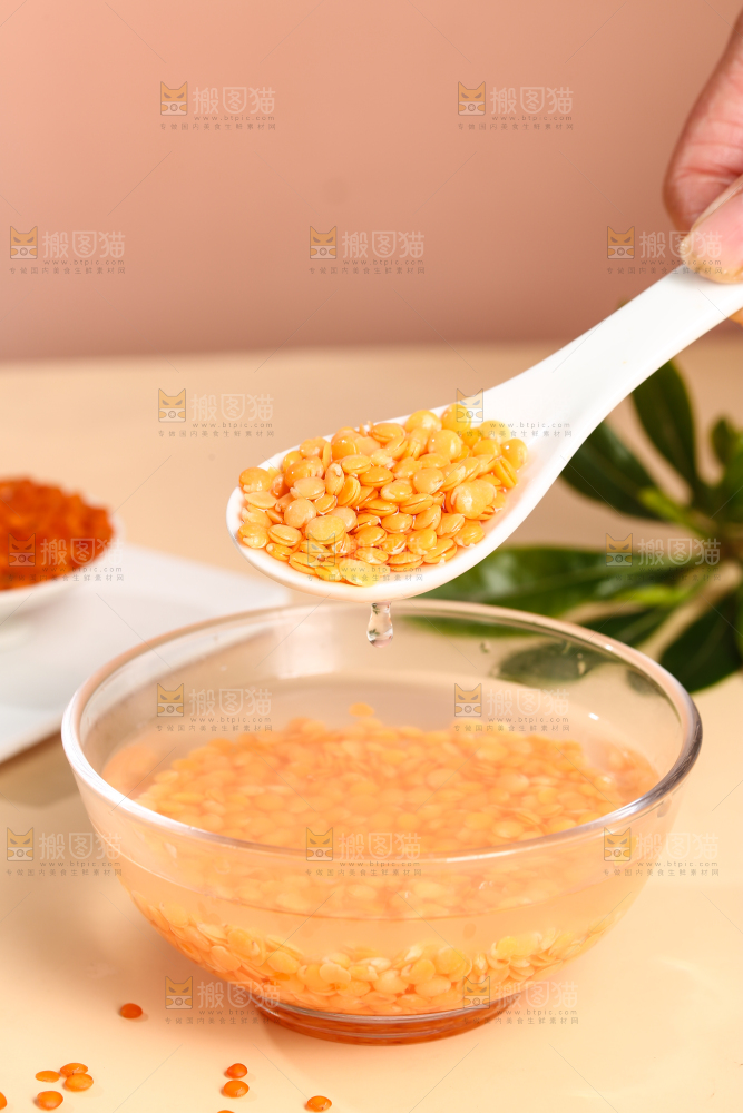 勺子上舀着泡发过的小扁豆