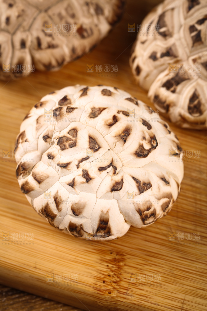 木板上摆放着冬菇