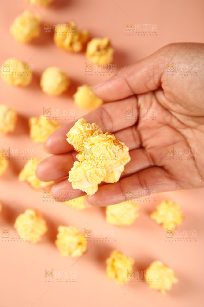 手里拿着爆米花