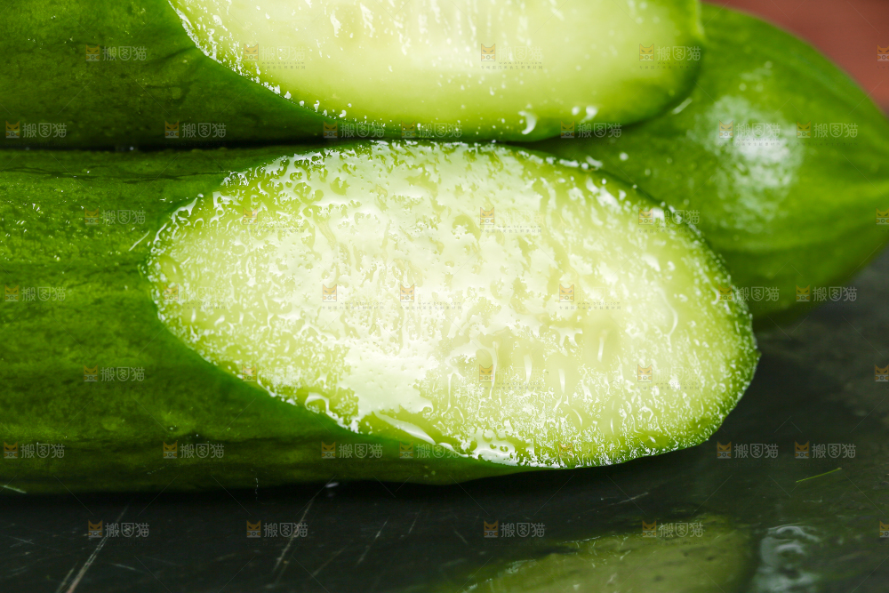 黑石板上摆放着水果小黄瓜