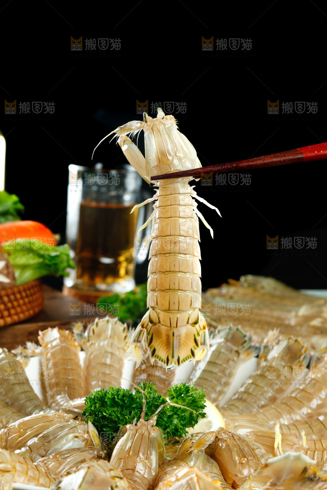 筷子上夹着青岛皮皮虾
