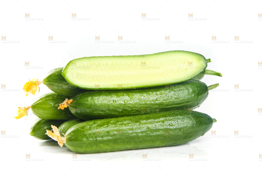 白底上放着一堆山东水果黄瓜