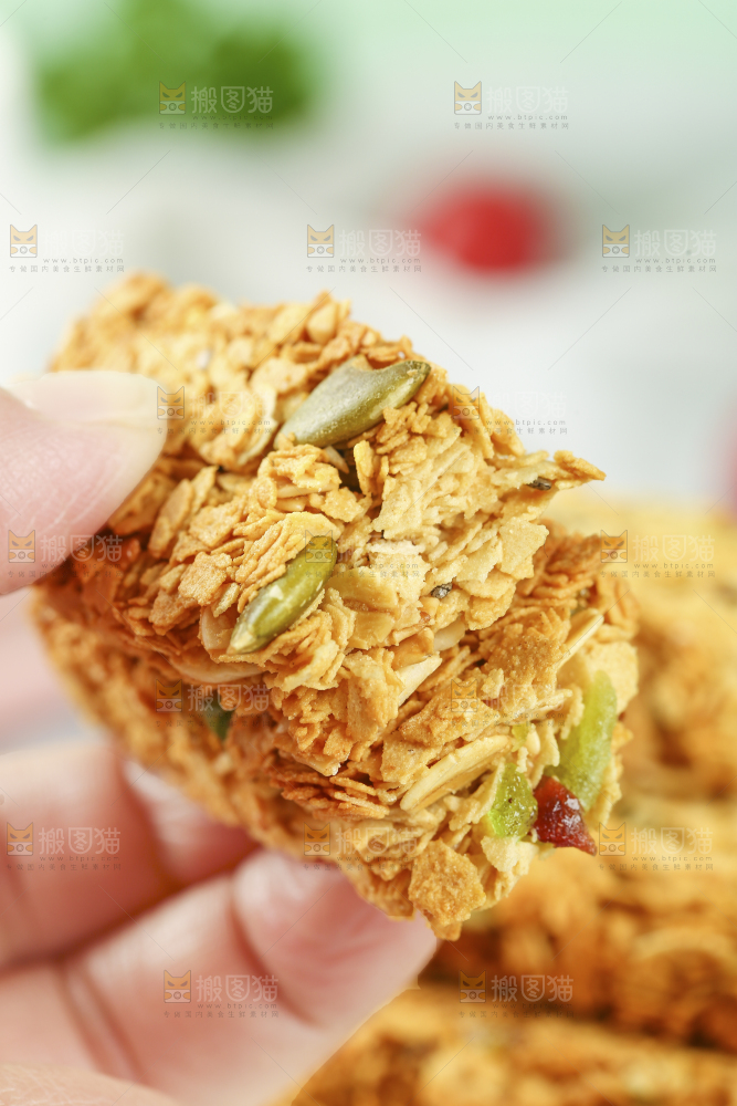 手里拿着燕麦饼干