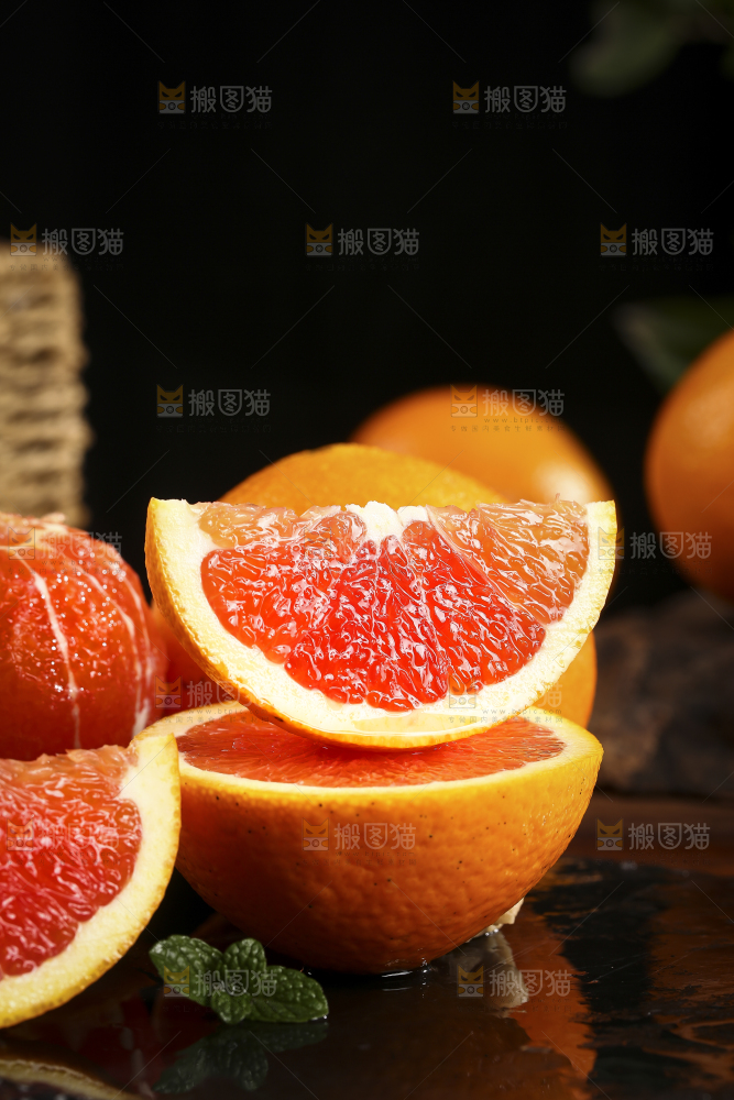 黑底上切块的秭归血橙