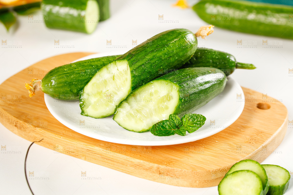 木板上放着一盘水果黄瓜