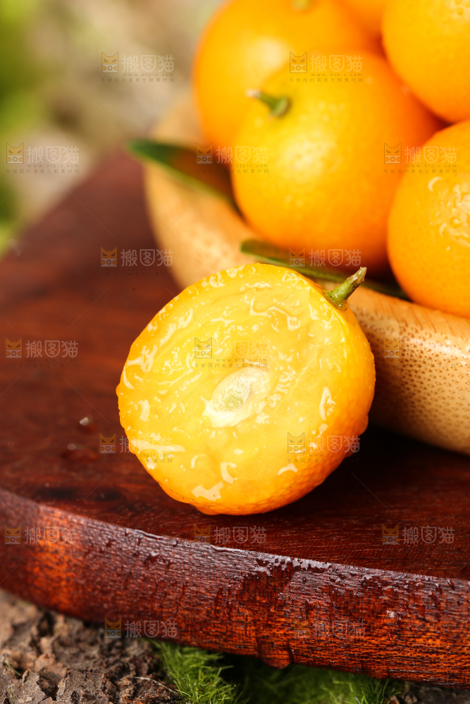 木底上的金橘