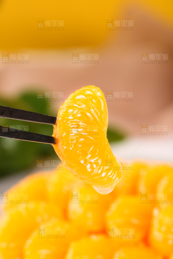 叉子上插着清香蜜桔果肉