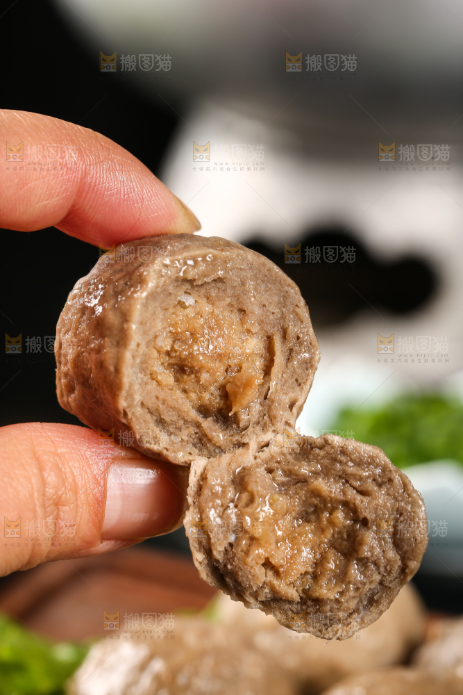 手里拿着牛肉丸