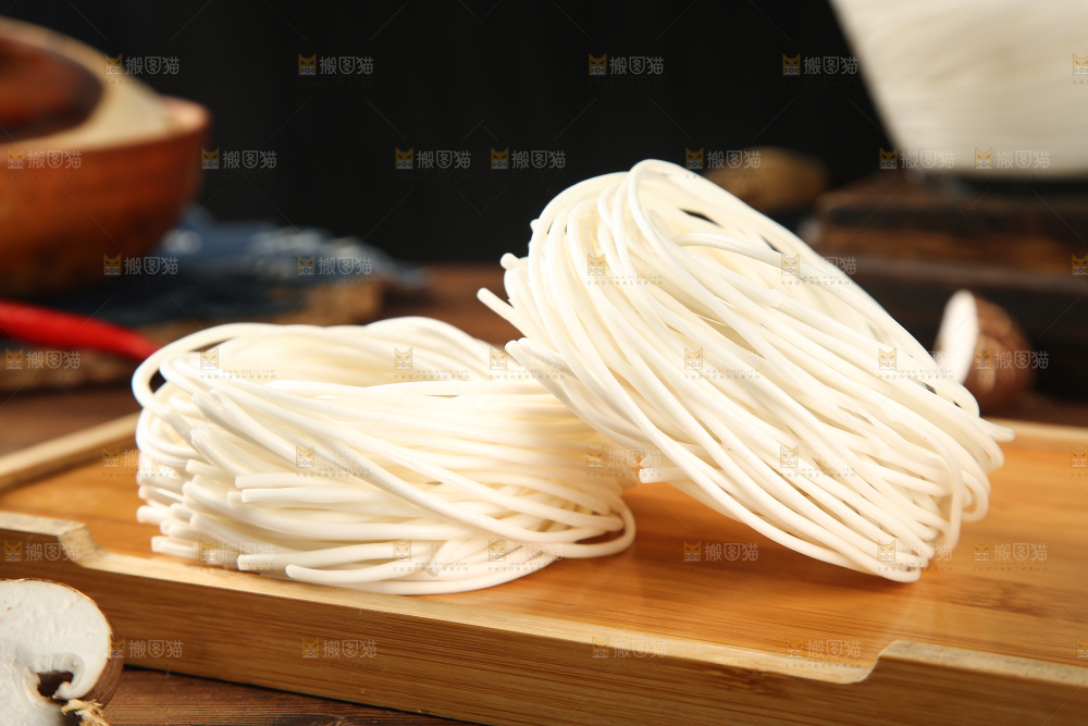 木盘里放着土豆粉