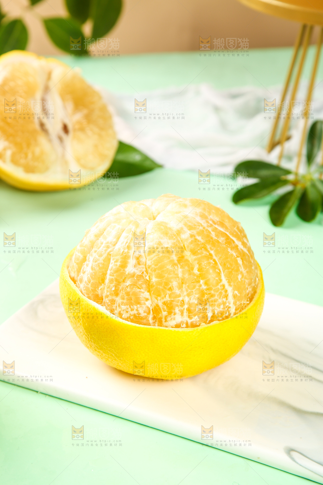 白石板上放着葡萄柚