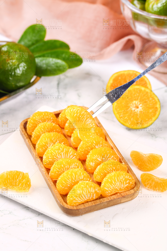 叉子上插着清香蜜桔果肉