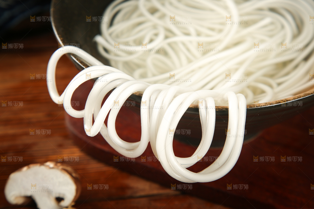 木底上一碗泡发过的土豆粉条