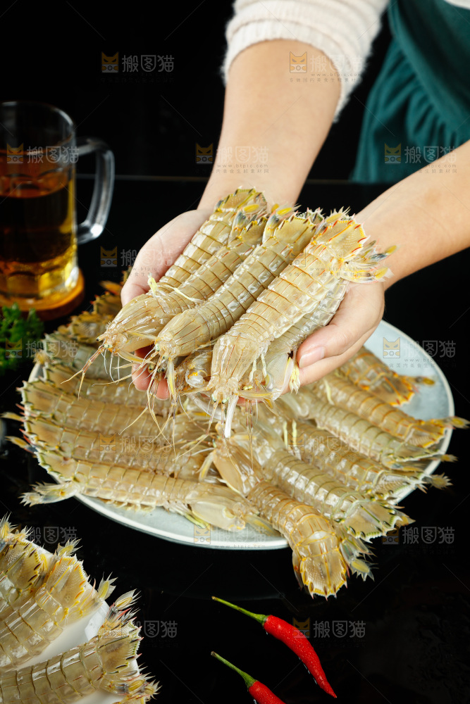 手里捧着琵琶虾