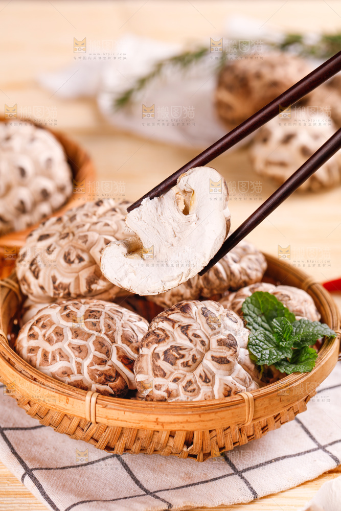 筷子上夹着香菇