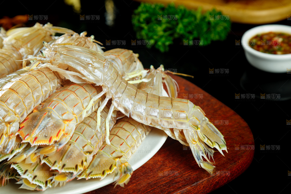 木板上一盘新鲜皮皮虾