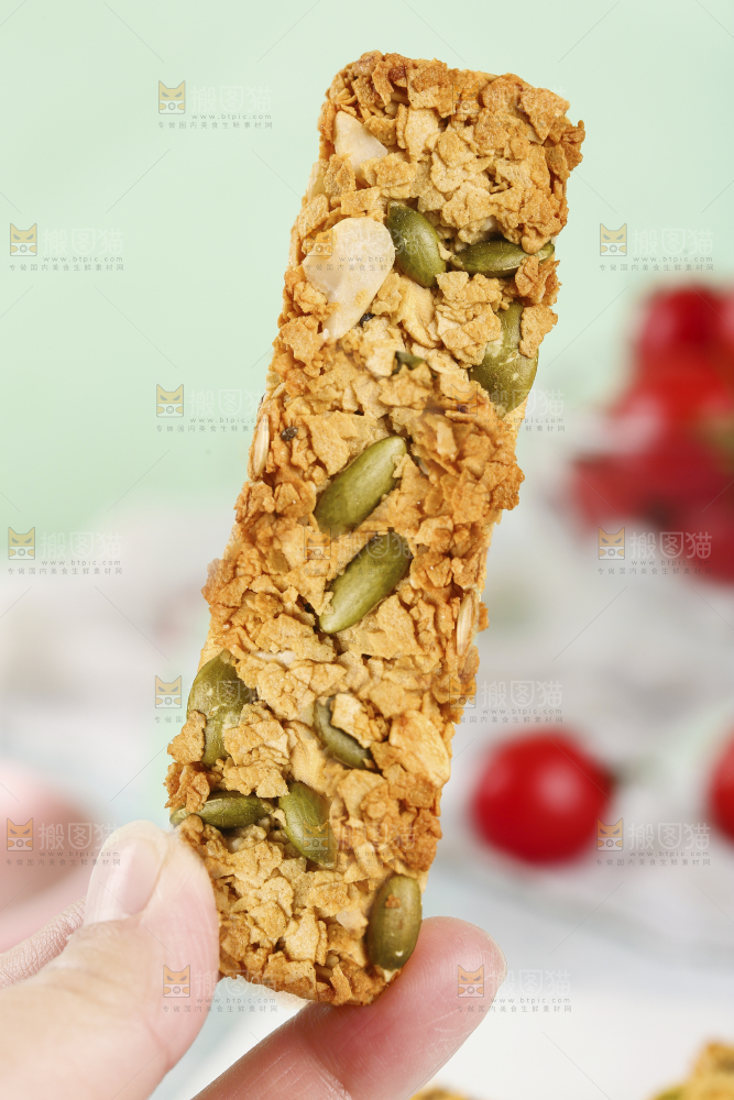 手里拿着燕麦饼干