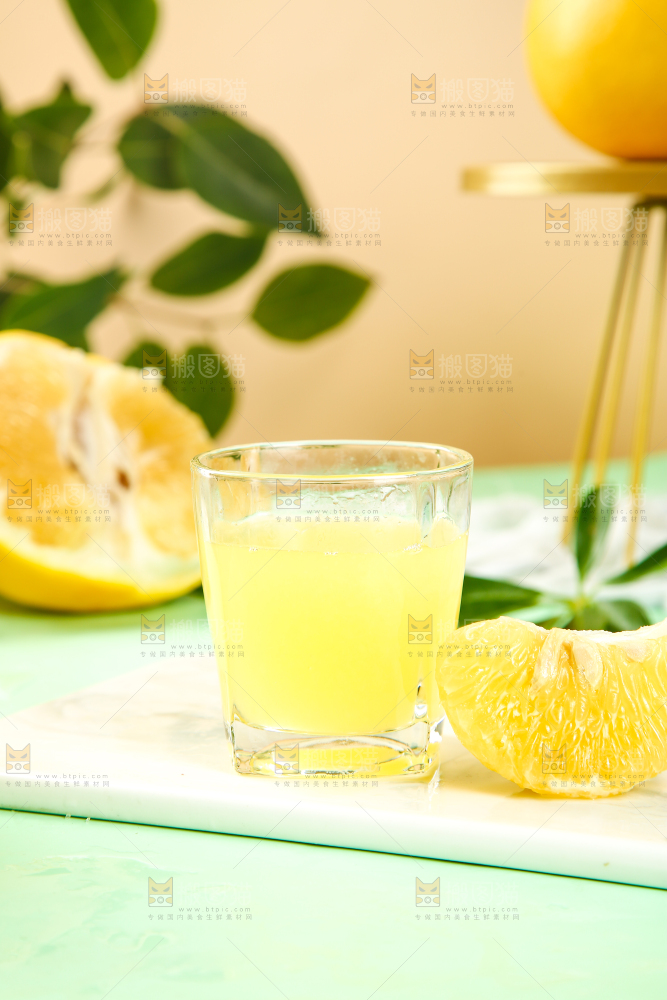 一杯葡萄柚果汁