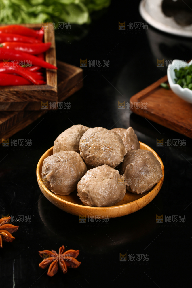 案板上摆放着一盘肉丸子